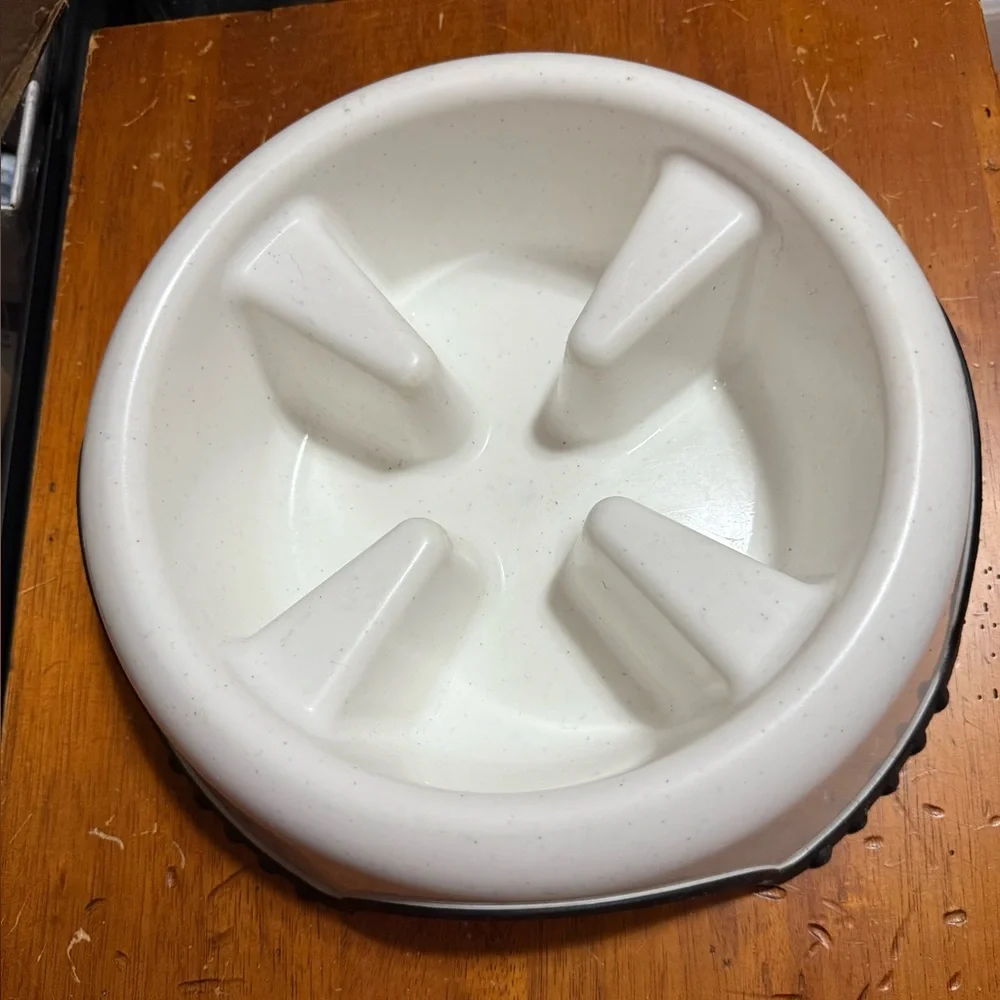 2 - 9” JW Pet Company SkidStop Slow Feed Dog Bowls.SKID RESISTANT ,Like New!